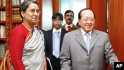 কম্বোডিয়া সফররত বাংলাদেশের পররাষ্ট্রমন্ত্রী ডা দীপু মণি ও অন্যান্যরা।