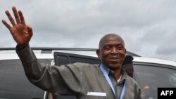 Le chef de l'opposition burundaise, Agathon Rwasa, arrive, lors du référendum, à un bureau de vote à Ciri, dans le nord du Burundi, le 17 mai 2018.