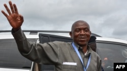 Le chef de l'opposition burundaise, Agathon Rwasa, arrive, lors du référendum, à un bureau de vote à Ciri, dans le nord du Burundi, le 17 mai 2018.