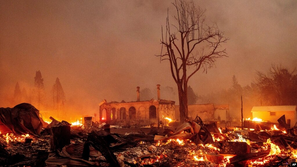 “迪克西野火”把加州北部的淘金历史小镇格林维尔焚毁（2021年8月4日）(photo:VOA)