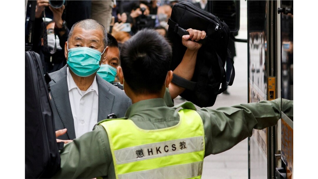 Taipan media Jimmy Lai, pendiri Apple Daily, meninggalkan ruang sidang di pengadilan di Hong Kong, Mei 2021.