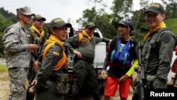 Exrebelde de las FARC, guía e instructor de rafting, habla con miembros de la policía y el ejército en Miravalle, Colombia. Foto de archivo.