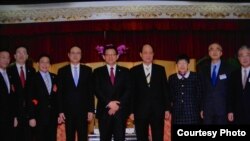 台湾海基会董事长林中森（右四）与海协会会长陈德铭（左五）率领的经贸交流团合影。(台湾海基会)