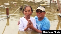 អ្នកស្រី​ អ៊ឹម ចែម អតីត​កម្មាភិបាល​ខ្មែរ​ក្រហម​នៅ​ក្នុង​ពិធី​ប្រសិទ្ធិ​ចូល​សាសនា​គ្រិស្ត​​ដឹកនាំ​ដោយ​គ្រូគង្វាល​ខ្មែរ លោក
Christopher LaPel នៅ​ខេត្ត​បាត់ដំបង​កាល​ពី​ថ្ងៃ​ទី​២២ ខែ​មករា ឆ្នាំ​២០១៨។ រូប​ផ្តល់​ឲ្យ​ដោយ​គ្រូគង្វាល Touch Chanthou។ (Courtesy photo)
