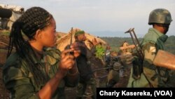 Les militaires FARDC dans le camp de Nyamilima, RDC, le 5 Juin 2017. (VOA/Charly Kasereka)