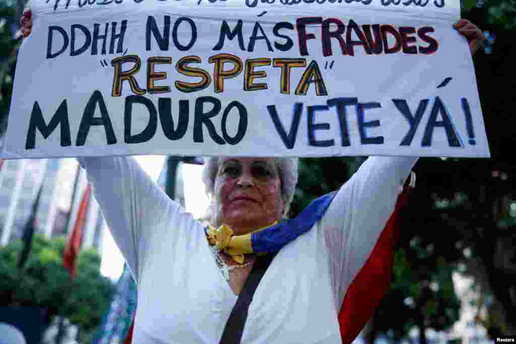 Entre los manifestantes se encontraban familiares de presos y defensores de los derechos humanos, quienes exigieron la libertad de los miles de personas encarceladas durante las protestas postelectorales de julio.