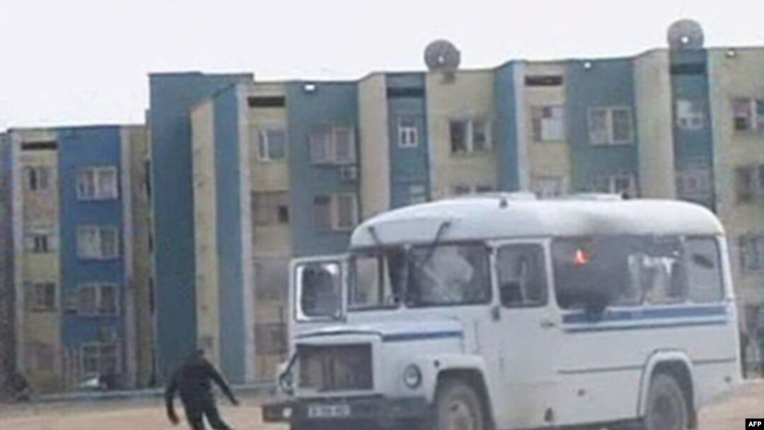 Namoyishchi militsiyadan qochishga urinmoqda, Zanaozen, 16-dekabr, 2011