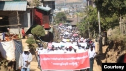 Demonstrasi rakyat Myanmar terkait kudeta militer. (Foto: VOA)