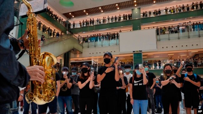 身著黑色T恤的示威者在香港一家商場抗議禁蒙面法。（2019年10月13日）