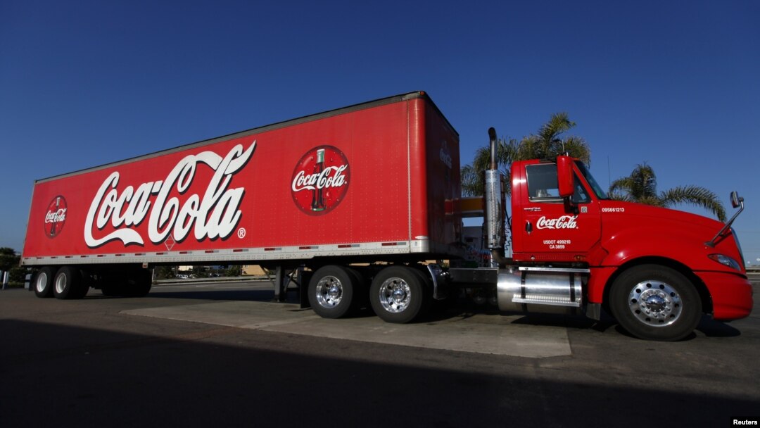 Sebuah truk pengangkut minuman bersoda Coca-Cola, melintasi sebuah jalan di Carlsbad, California (Foto: dok). Coca-Cola, mulai melebarkan pangsa pasarnya ke Burma. 