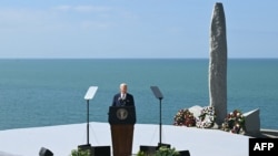 Президент США Джо Байден произносит речь на вершине скалы «Пуэнт-дю-Хок» в Криквиль-ан-Бессен, на северо-западе Франции, 7 июня 2024 года в рамках празднования «Дня Д», посвященного 80-летию союзников во Второй мировой войне.