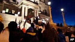 Warga melakukan unjuk rasa di gedung Capitol di Lansing, Michigan atas kasus air beracun di kota Flint, Selasa (19/1).