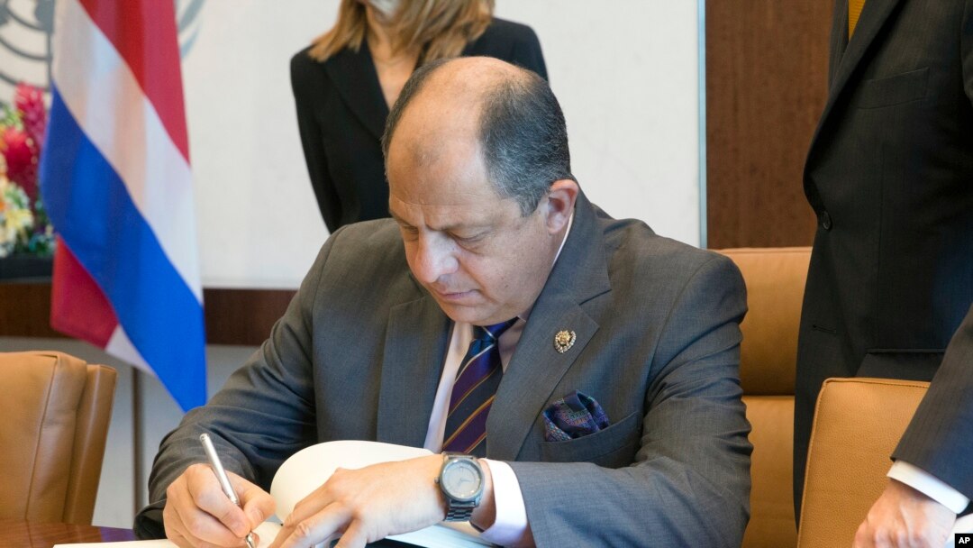 El presidente costarricense Luis Guillermo Solís dijo que la visita de Feeley "ratifica el buen momento de las relaciones bilaterales".