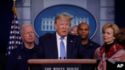 Le président Donald Trump, lors d'un briefing sur le coronavirus dans la salle de presse de la Maison Blanche, dimanche 15 mars 2020, à Washington. (Photo AP / Alex Brandon)