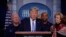 El presidente Donald Trump trata de nuevo de calmar a los estadounidenses sobre la epidemia de coronavirus en la sala de prensa de la Casa Blanca el 15 de marzo de 2020.