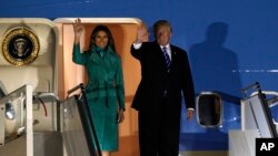 သမ္မတ Donald Trump နဲ့ သမ္မတ ကတော် Melania Trump တို့ ပိုလန်နိုင်ငံ ဝါဆောမြို့ကို ဆိုက်ရောက်စဉ်။
