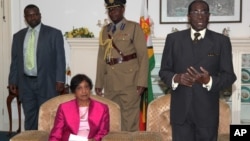 UN High Commissioner for Human Rights Navi Pillay with President Robert Mugabe. (File Photo/AP/Tsvangirayi Mukwazhi)