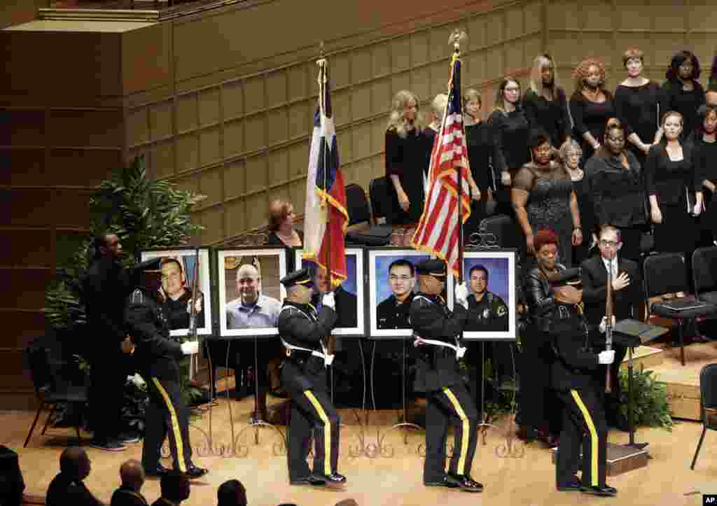 Shugaba Barack Obama Ya Karrama &#39;Yan Sanda Biyar a Dallas.