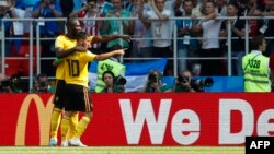 Romelu Lukaku oo u dabaaldagaya goolki labaad ee ay Belgium dhaliyeen, waxaa dhanka midg ka jooga Aden Hazard oo isna laba gool saxiixay.