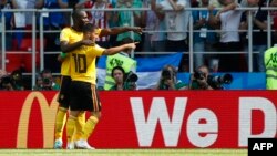 Le Belge Romelu Lukaku, à gauche, jubile avec son coéquipier Eden Hazard après avoir marqué le deuxième but de son équipe lors du match du groupe G contre la Tunisie lors de la Coupe du monde 2018 au stade Spartak à Moscou, Russie, samedi 23 juin 2018