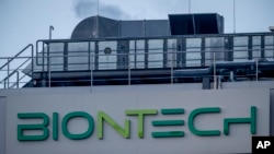 Le logo de la société BioNTech sur le bâtiment où la production du vaccin COVID-19 a commencé, à Marburg, en Allemagne, le 13 février 2021.