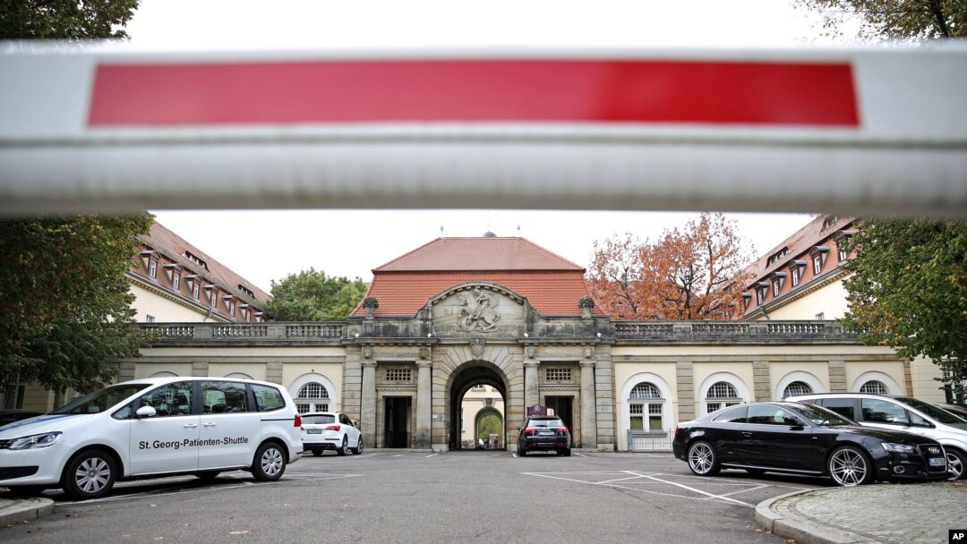 Sebuah penghalang menutupi jalanan masuk ke rumah sakit St.Georg di Lepizig, Jerman, menyusul tewasnya seorang pekerja kesehatan PBB yang dirawat akibat terjangkit Ebola (14/10)