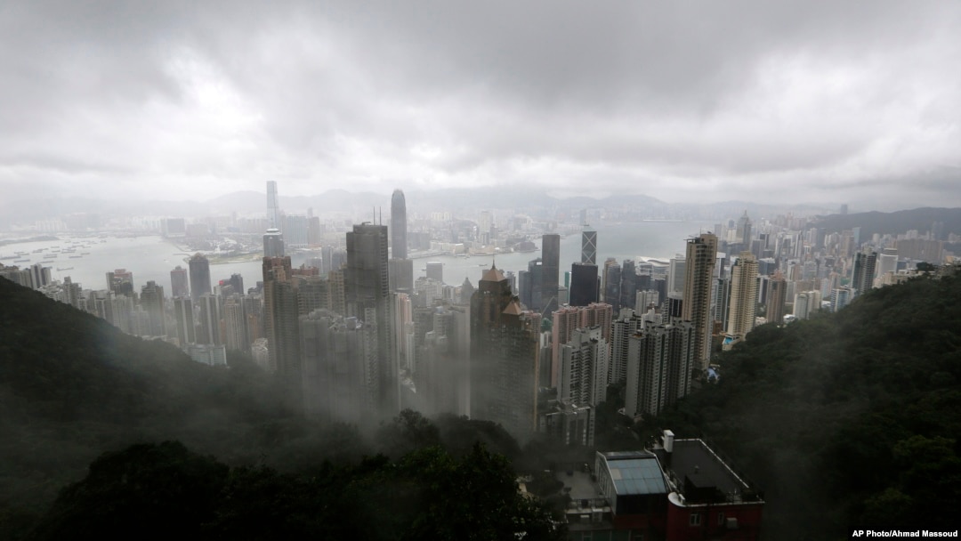 Mendung menggantung di atas kota Hong Kong, Selasa (13/8). Topan Utor diperkirakan akan mencapai China selatan Rabu malam atau Kamis pagi waktu setempat.