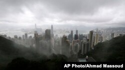 Mendung menggantung di atas kota Hong Kong, Selasa (13/8). Topan Utor diperkirakan akan mencapai China selatan Rabu malam atau Kamis pagi waktu setempat.