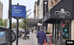 Algunos de los establecimientos abrirán la tarde de este martes con horario especial mientras el país espera los resultados de las elecciones, vista del exterior del bar y restaurante Madhatter. [Foto, Tomás Guevara, VOA].