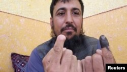 Saifullah Safi menunjukkan jari bertinta dan jari yang terpotong di Kabul, Afghanistan, 28 September 2019, dalam foto yang diperoleh dari media sosia. (Foto: Saifullah Safi via Reuters)