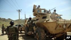 Афганский спецназ охраняет место нападения террориста-смертника на окраине Кабула, 29 апреля 2020 года