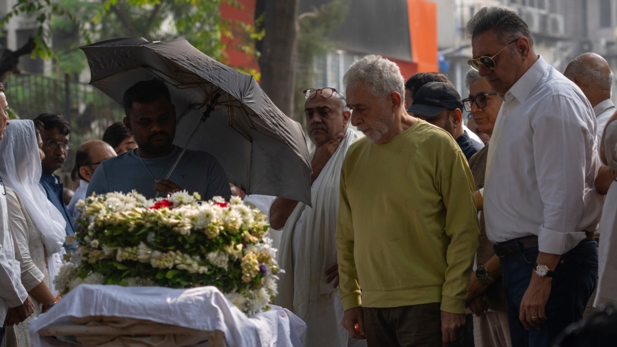 মুম্বাইয়ে ভারতের কিংবদন্তি চলচ্চিত্র পরিচালক শ্যাম বেনেগালের শেষকৃত্য