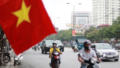  Hình ảnh người dân tham gia giao thông trên đường phố Hà Nội hôm 6/8/2020. Việt Nam vượt New Zealand trên bảng xếp hạng về quyền lực châu Á của Viện Lowy, một phần nhờ vào khả năng ứng phó với đại dịch COVID-19.