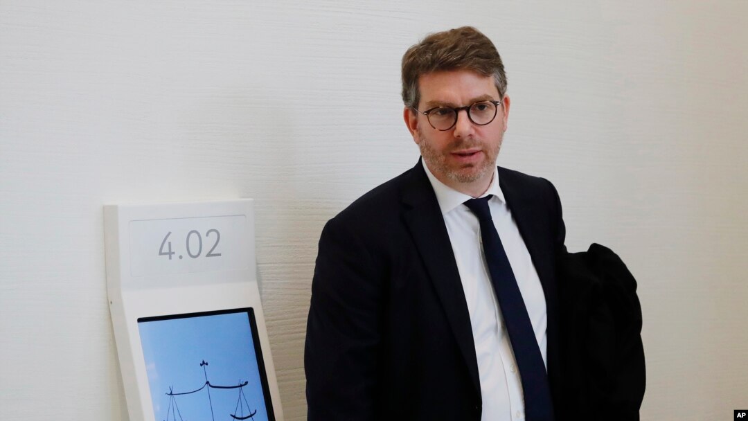 Emmanuel Moyne, kuasa hukum Putri Hassa bint Salman dari Arab Saudi, tiba di gedung pengadilan di Paris, Perancis, 9 Juli 2019.