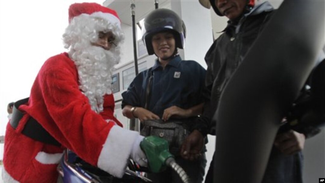 Petugas sebuah pom bensin di Jakarta berpakaian ala Sinterklas sebagai bagian perayaan Natal. (Foto: Dok)