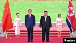 2026년 6월 8일 1박 2일 일정으로 북한을 방문한 시진핑 중국 국가주석(왼쪽)과 북한 김정은 국무위원장이 환영식 행사를 지켜보고 있다. (신화통신 / 로이터)
