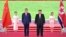 2026년 6월 8일 1박 2일 일정으로 북한을 방문한 시진핑 중국 국가주석(왼쪽)과 북한 김정은 국무위원장이 환영식 행사를 지켜보고 있다. (신화통신 / 로이터)