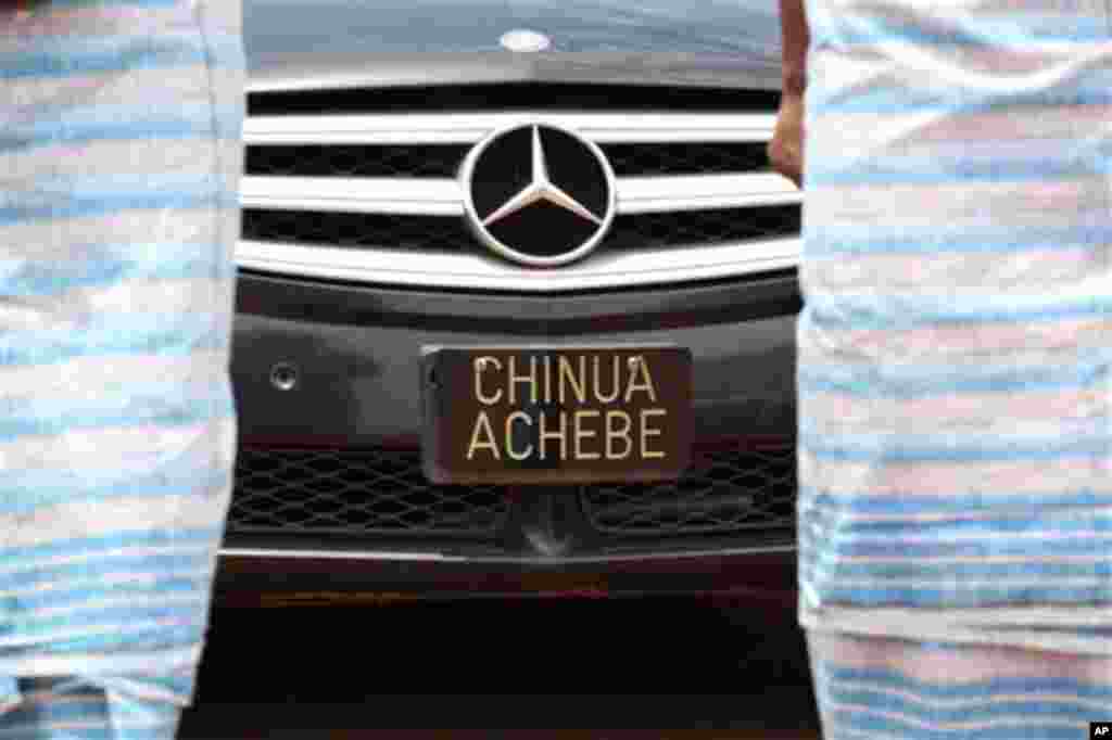 Wannan isowar motar dake dauke da gawan Mawallafi marigayi Chinua Achebe ne a Awka yau laraba&nbsp;22 ga watan maris, 2013&nbsp;. 
