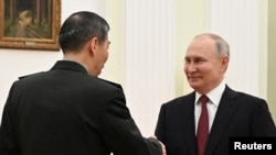 俄罗斯总统弗拉基米尔·普京（Vladimir Putin）2023年4月16日接见了到访的中国国防部长李尚福。（路透社）