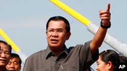 Thủ tướng Hun Sen cho biết ông đã yêu cầu cảnh sát bắt giam ông thượng nghị sĩ sau khi ông Hong Sok Hour đăng một tài liệu giả mạo.