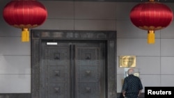 Un homme se tient à l'entrée du consulat général de Chine à Houston, Texas, États-Unis, le 22 juillet 2020. REUTERS/Adrees Latif