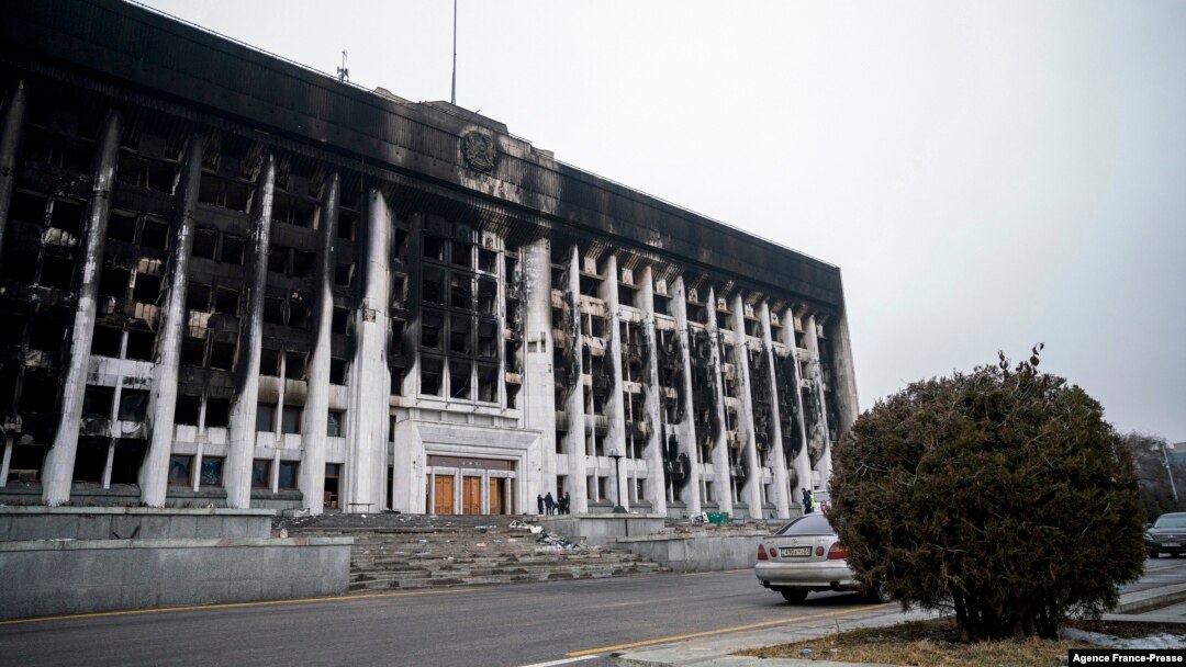Sebuah kantor pemerintah tampak hangus akibat dibakar massa demonstran, terlihat di ibu kota Almaty, Kazakhstan (10/1), menyusul protes keras dari warga atas kenaikan harga bahan bakar. (Foto: AFP)