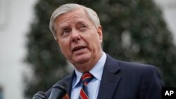 El senador republicano por Carolina del Sur, Lindsey Graham, habla con reporteros en la Casa Blanca en Washington tras reunirse con el presidente Donald Trump, el domingo 30 de diciembre de 2018.