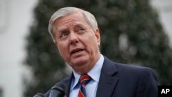 Graham, quien dijo que Trump hablaron por teléfono el domingo en la mañana, dijo que el camino legislativo “está a punto de terminar” y culpó a Pelosi.