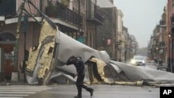 Atap sebuah bangunan di French Quarter, New Orleans ambruk tertiup angin yang dipicu oleh Badai Ida, Minggu, 29 Agustus 2021. (Foto AP/Eric Gay)