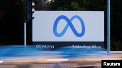 Foto tomada frente al cartel de Meta, fuera de la sede de la empresa matriz de Facebook Meta Platforms Inc en Mountain View, California, EEUU, el 9 de noviembre de 2022. 