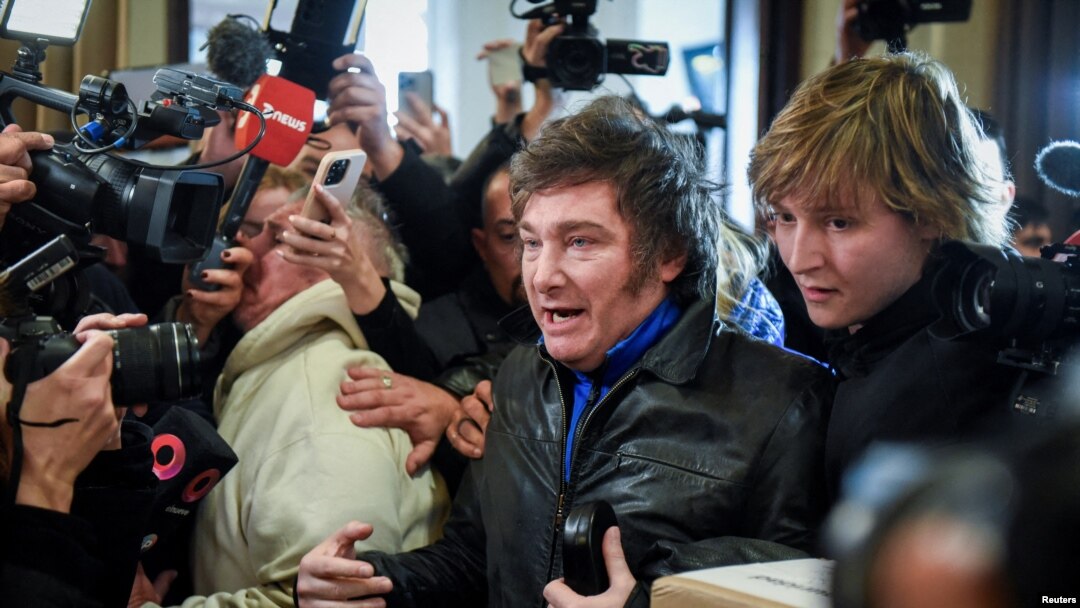 El candidato presidencial argentino Javier Milei, de la alianza La Libertad Avanza, llega a votar durante las elecciones primarias de Argentina, en Buenos Aires, Argentina, el 13 de agosto de 2023.