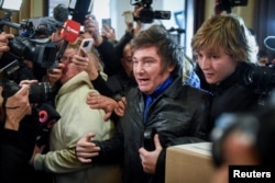 Calon presiden Argentina dari aliansi La Libertad Avanza, Javier Milei (tengah), dalam kampanye utamanya di tengah pemilu utama di Buenos Aires, Argentina, 13 Agustus 2023. (Foto: Mariana Nedelcu/Reuters)