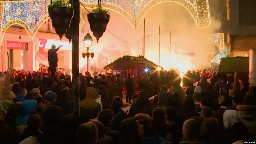 Protest navijača Crvene zvezde ispred zgrade ambasade Crne Gore, Foto: video grab