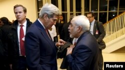  Menteri Luar Negeri AS John Kerry dan Menteri Luar Negeri Iran Javad Zarif berbincang di sela-sela pertemuan soal nuklir di Wina, Januari 2016. (Reuters/Kevin Lamarque)